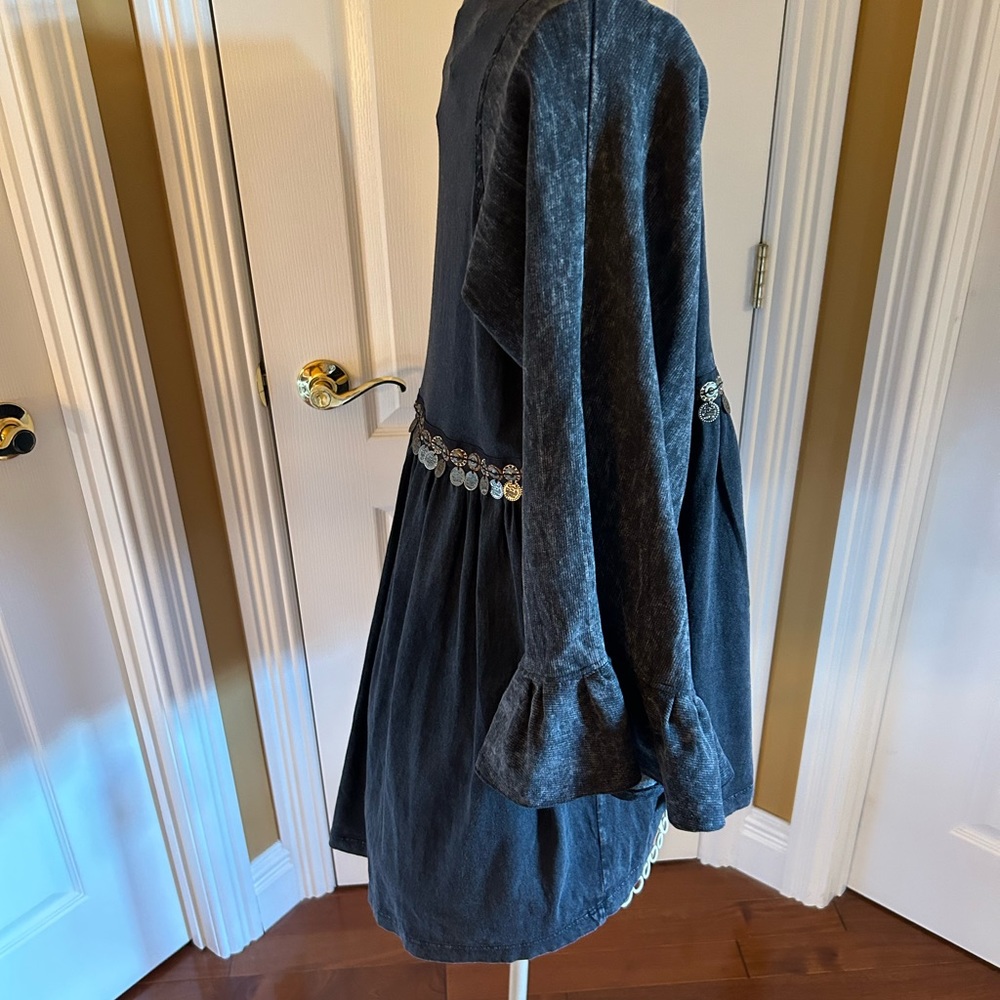 Chic Charcoal Tunic with Lace Detail - Picture 9 of 16